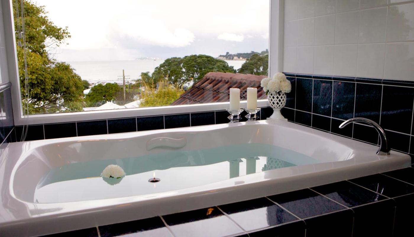 Luxury Cape Cod style Auckland holiday home overlooking the magnificent Hauraki Gulf.