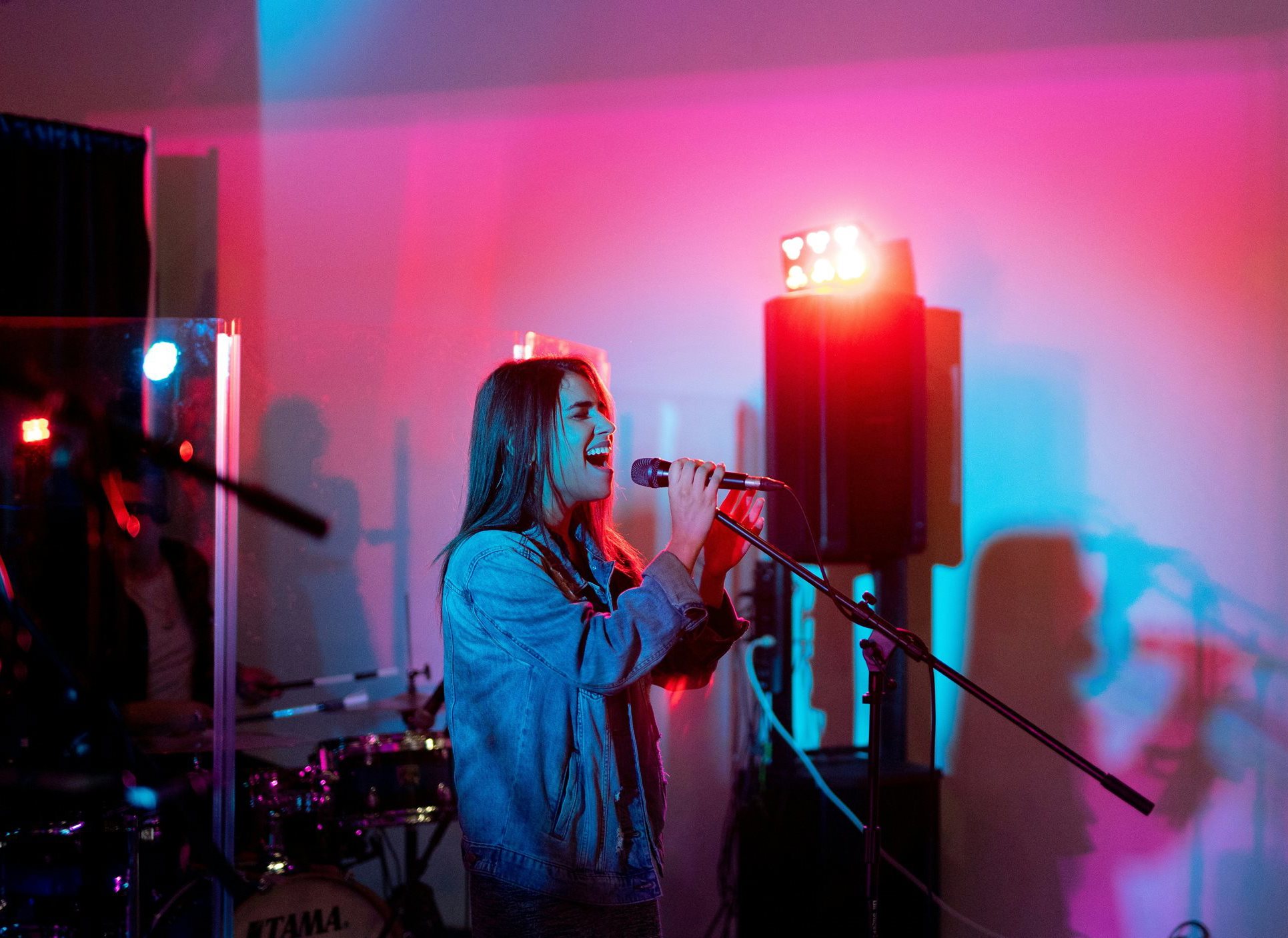 <span class='hyphen-text'>7 Must-Try Karaoke Bars in Auckland</span>