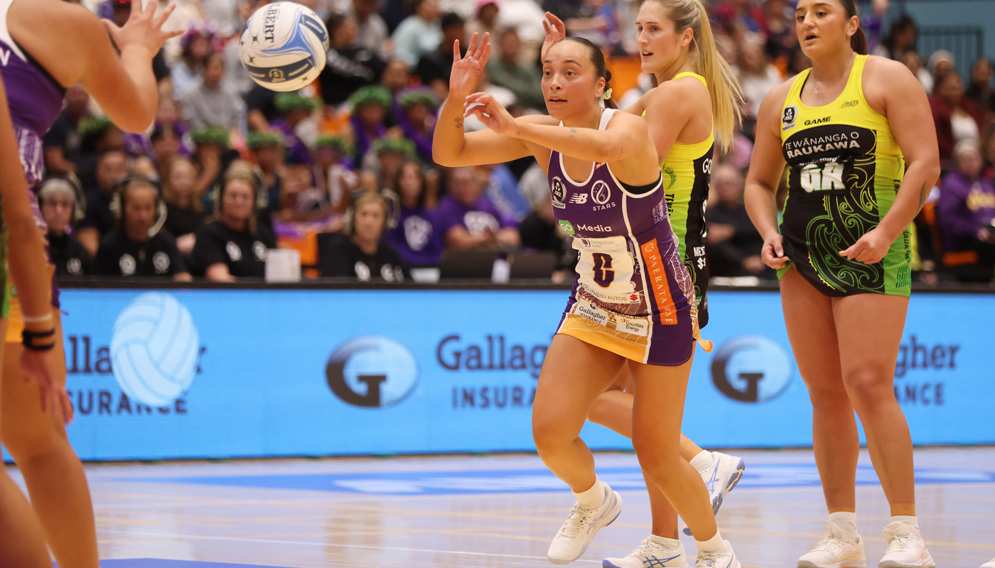 Stars centre passing the ball against the Pulse players behind.