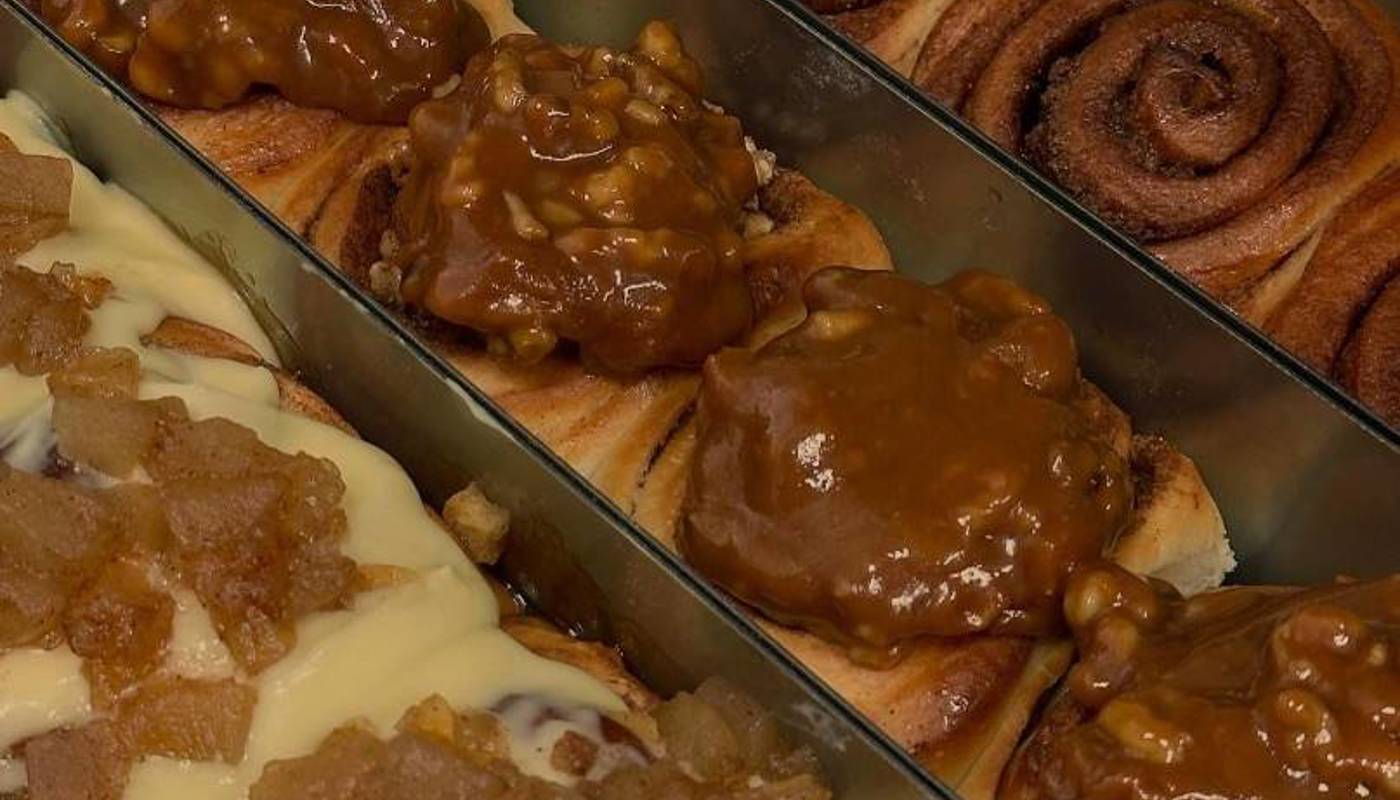 Different flavours of cinnamon bun arranged in rows