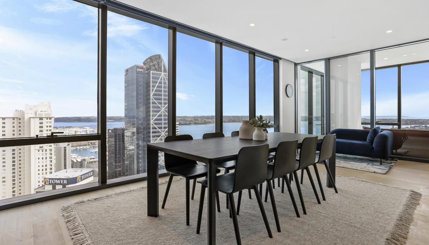 Luxurious and spacious living with breathtaking harbour and city views Image 2
