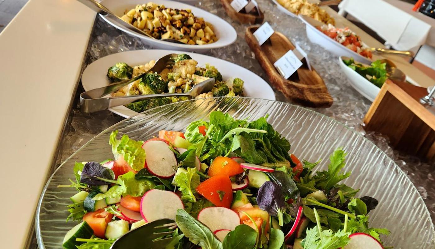 Wellington's Restaurant and Bar - Buffet and A la carte, including bar meals and room service.