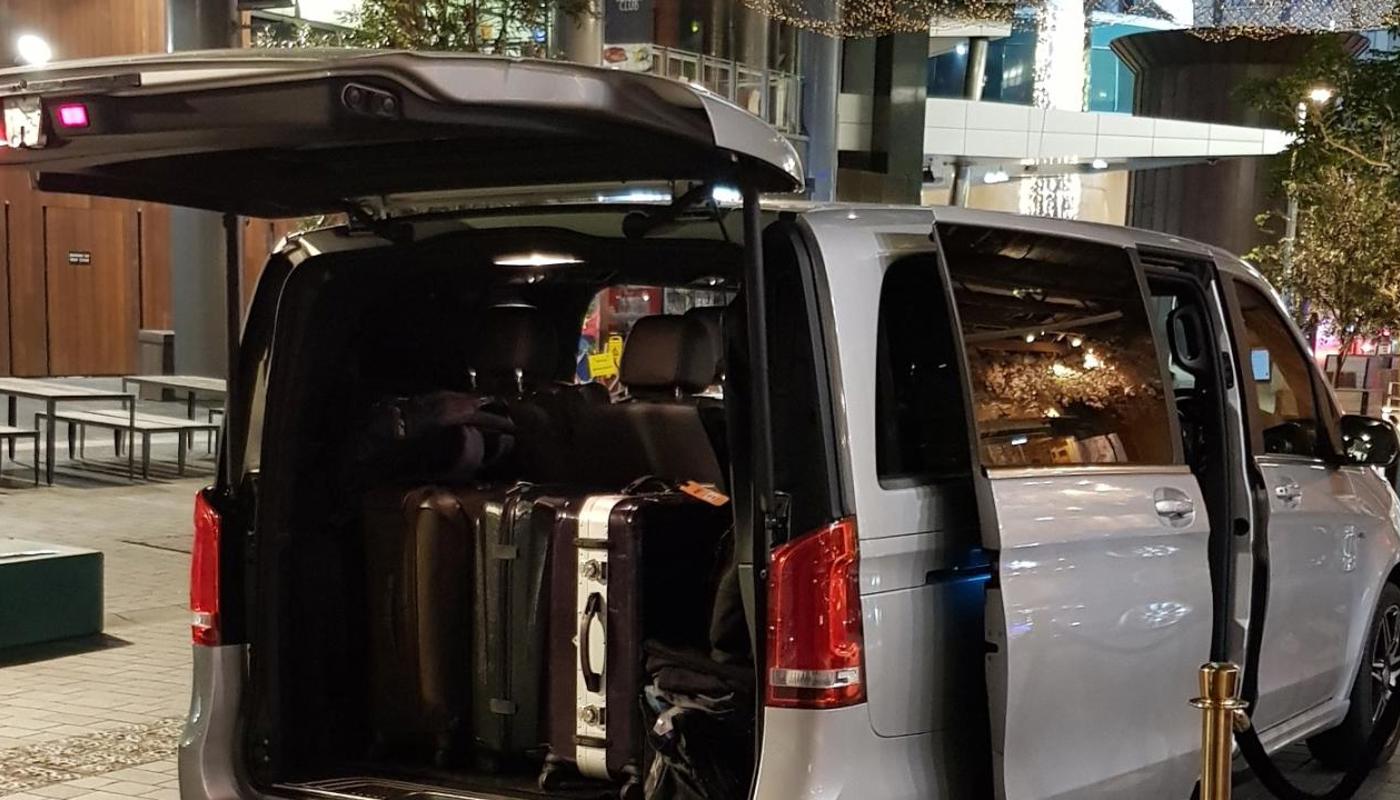 large luggage capacity, 6 pax and 5 large luggage.