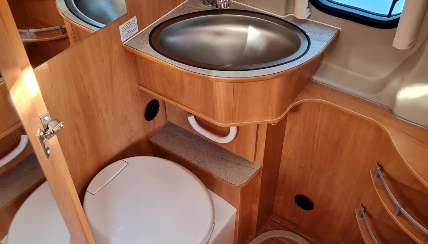 Toilet/shower