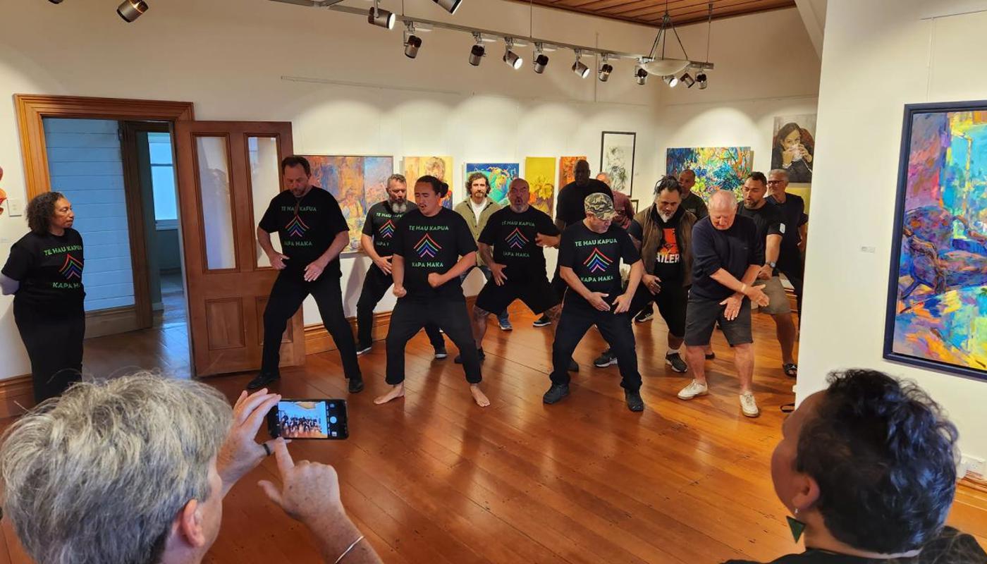 Kapahaka group in the gallery
