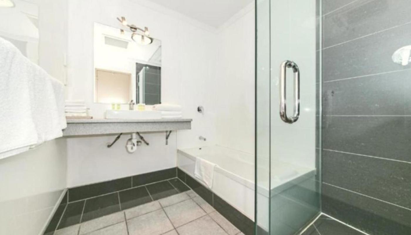 Airport Gateway Hotel Bathroom