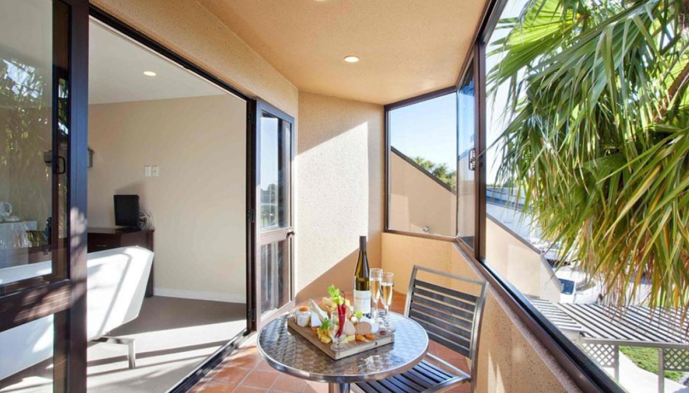 Auckland Airport Kiwi Hotel Balcony