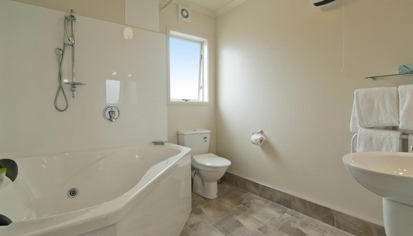 Best Western Bk's Pioneer Motor Lodge Spa Bathroom