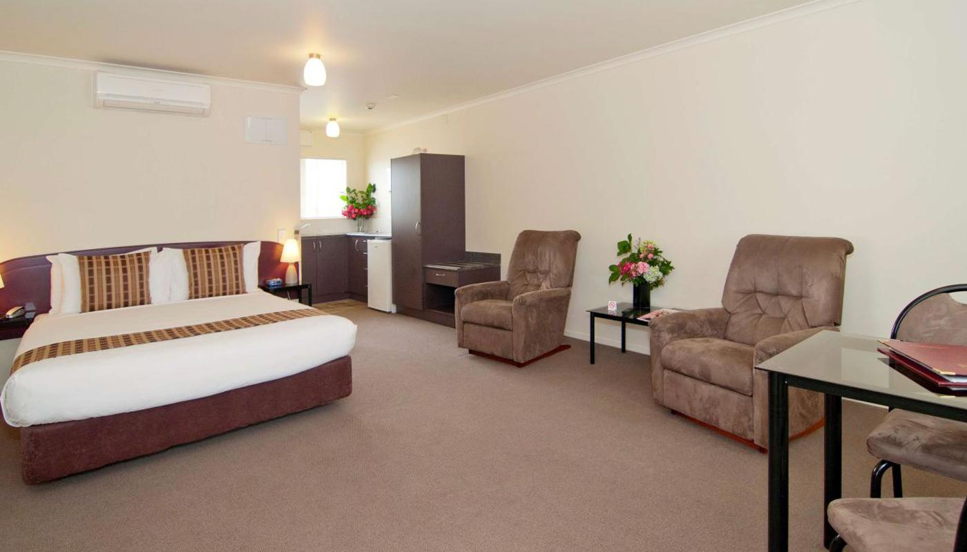 Best Western Bk's Pioneer Motor Lodge Queen Bed Room