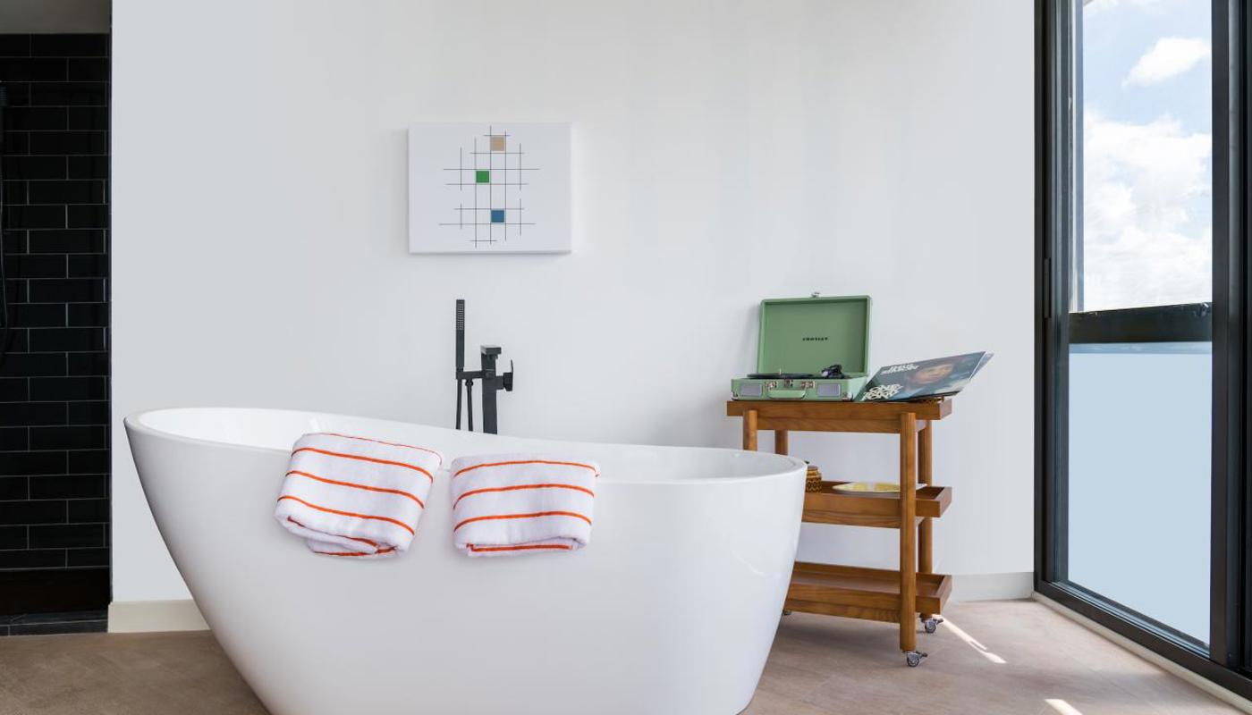 Ohtel Auckland's standalone bath