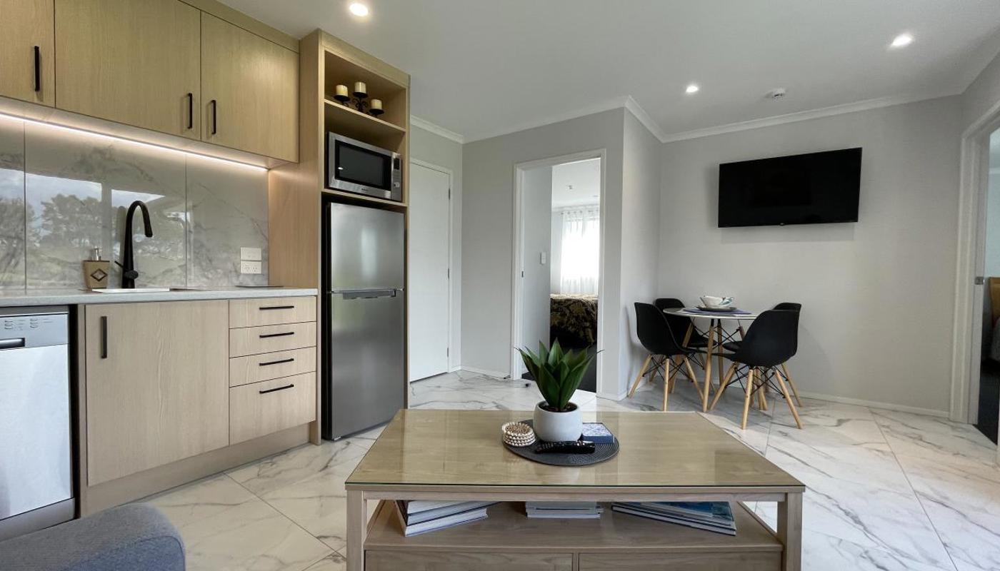 Veld View Bed and Breakfast - Garden View Retreat - Inside open plan living, Kitchen & dining.