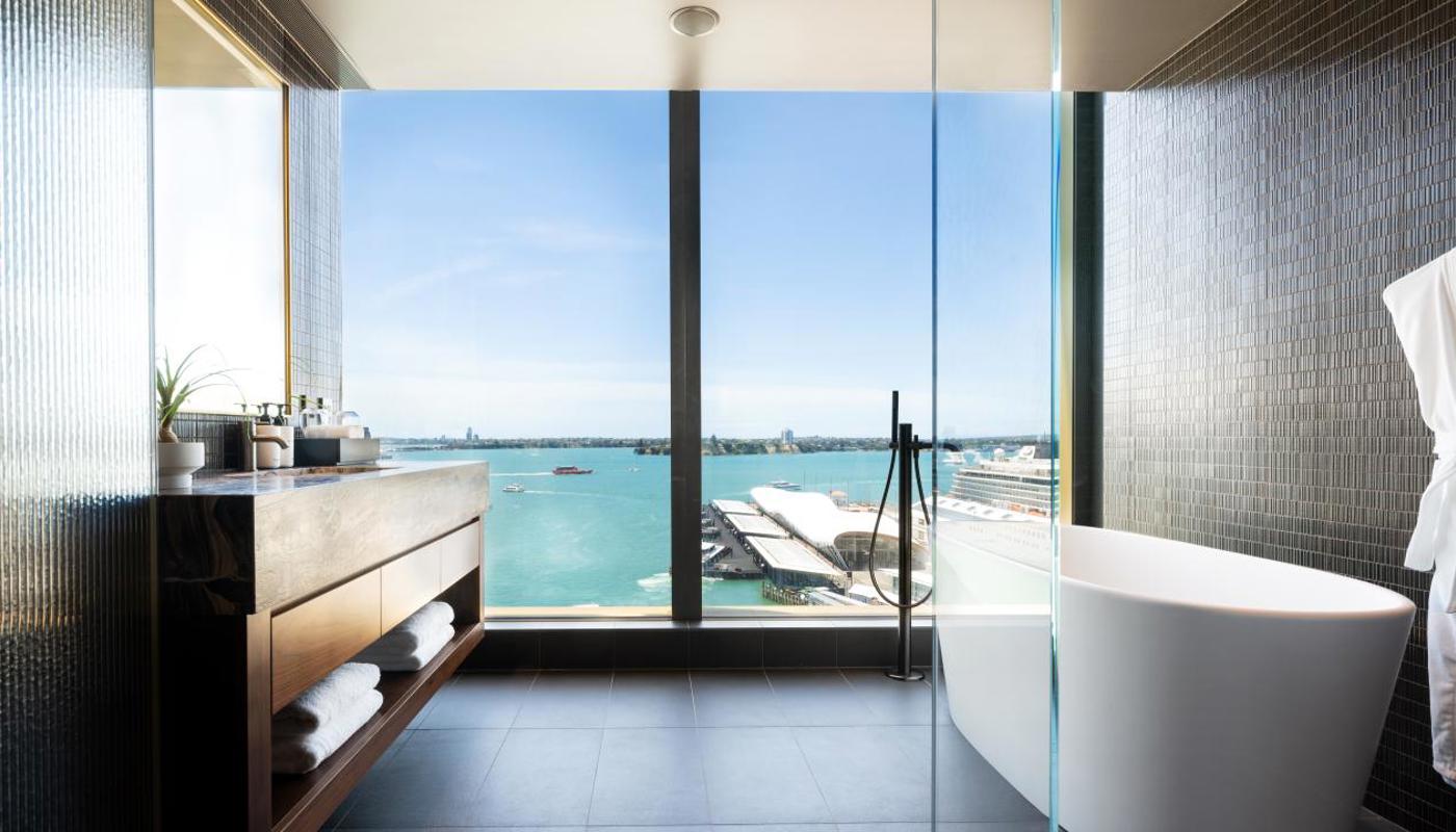 King Junior Suite Harbour View Bathroom