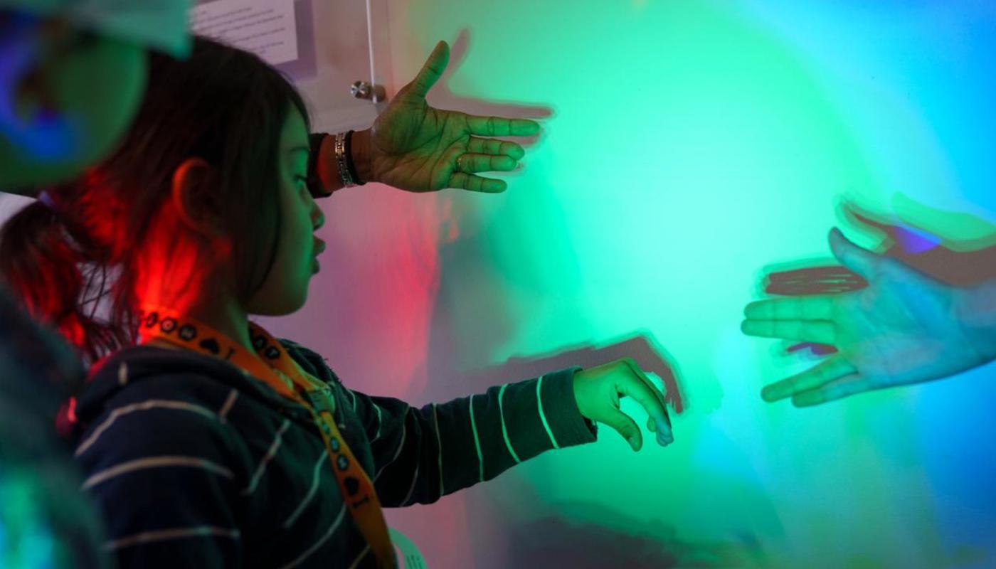 Playing with light. Science and technology made accessible and enjoyable