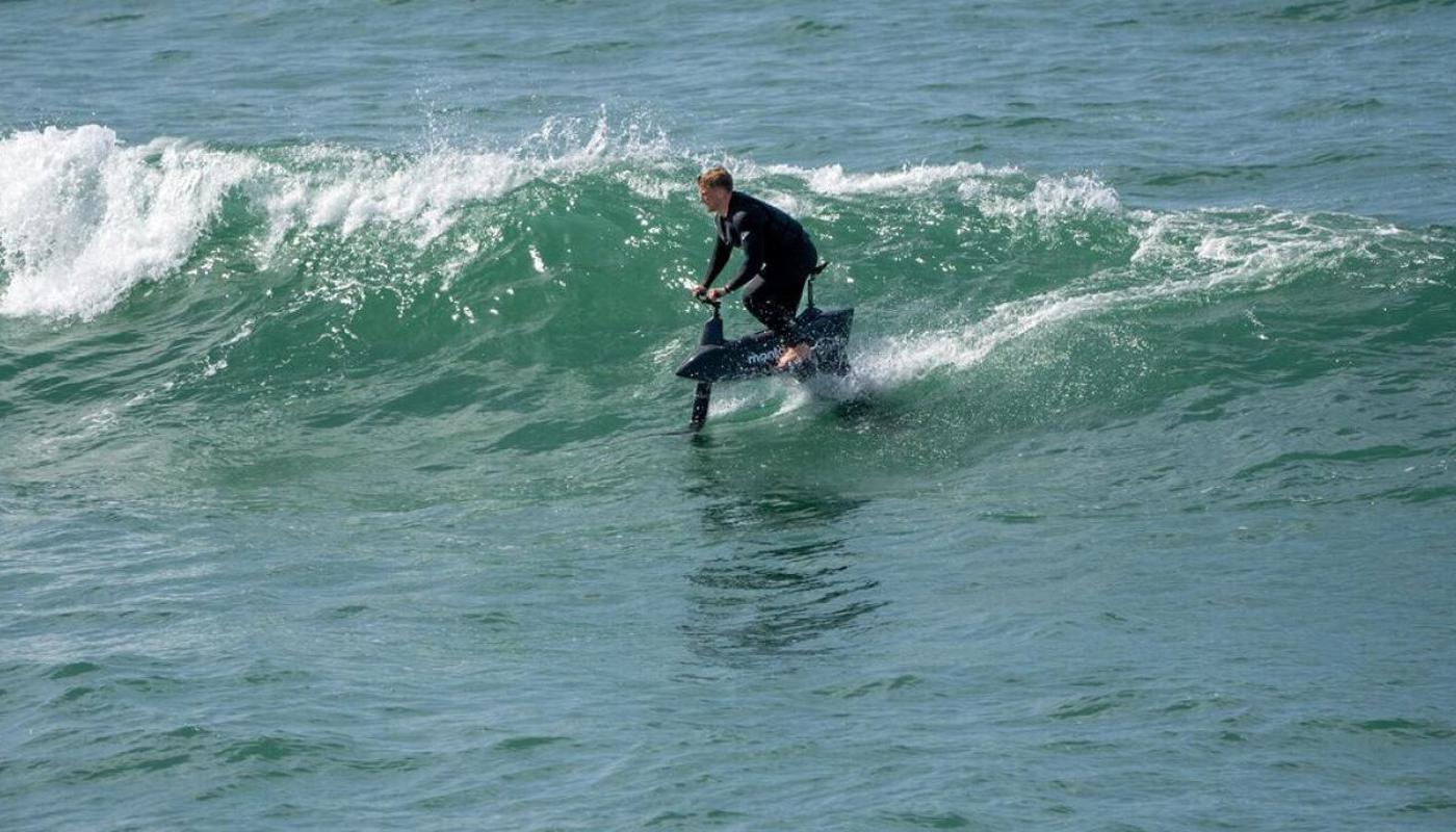 Manta5 riding in the swell