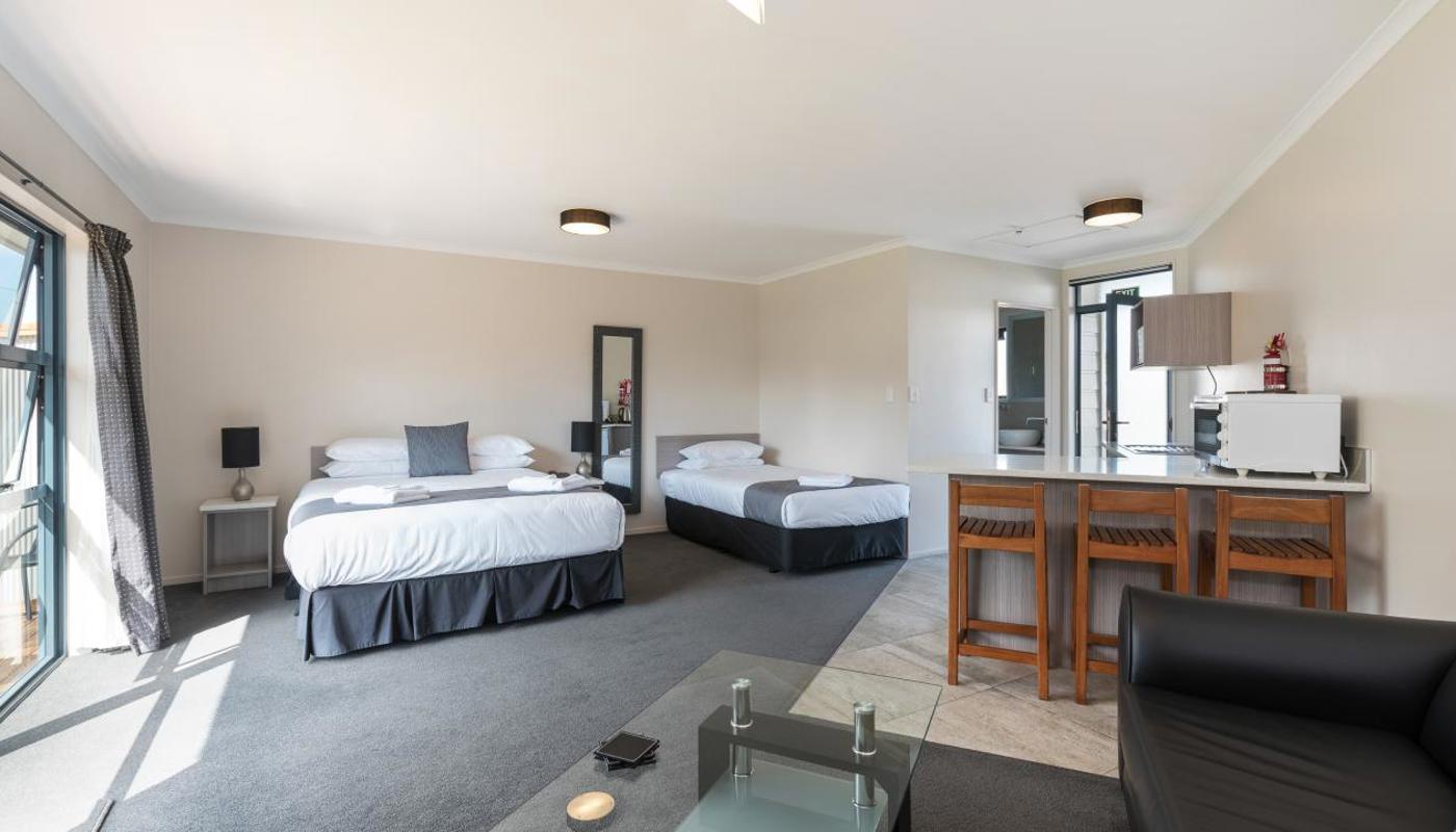 Large studio unit open plan with shower over bath