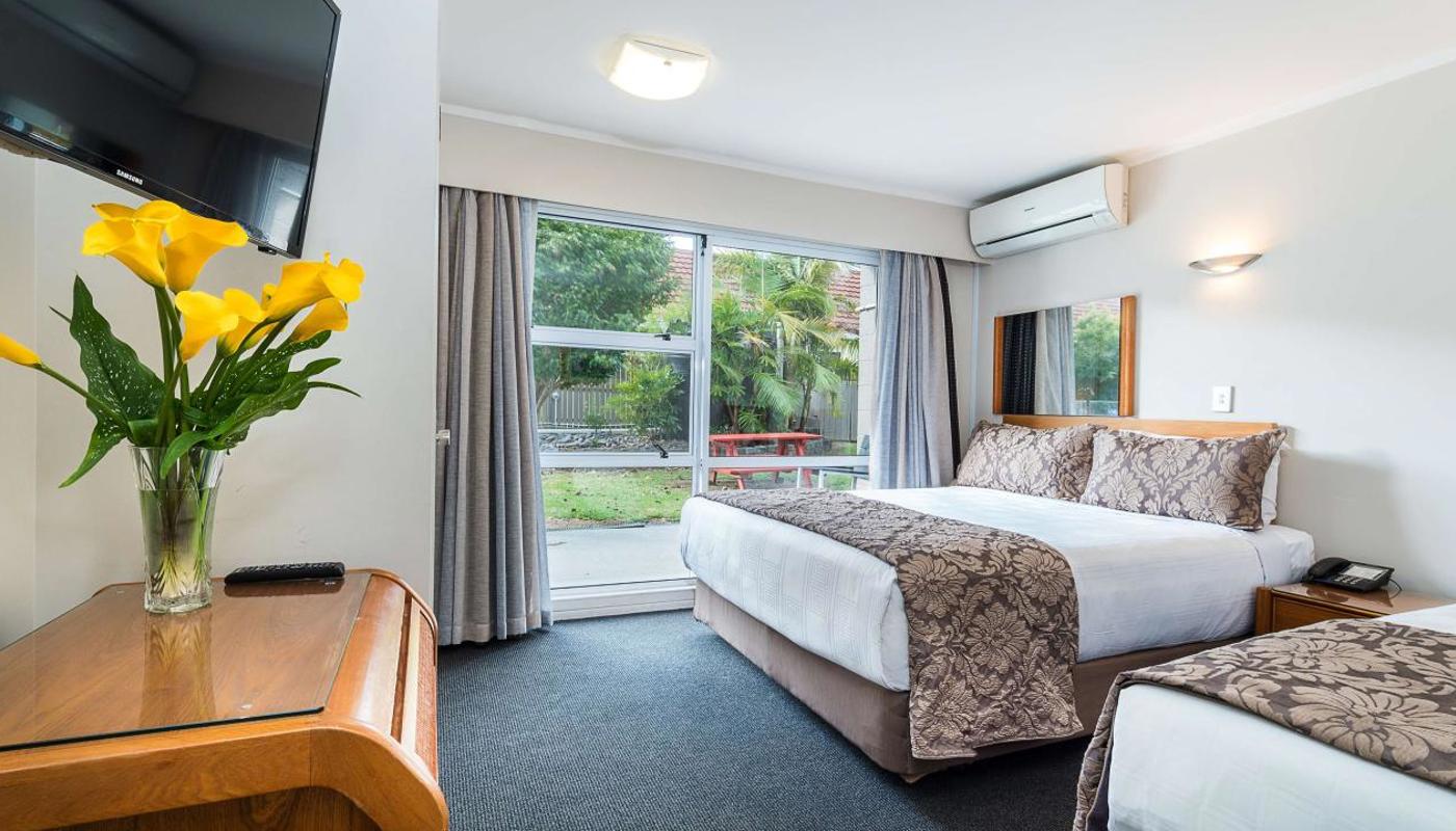 Best Western Newmarket Inn & Suites Queen Bed Suites