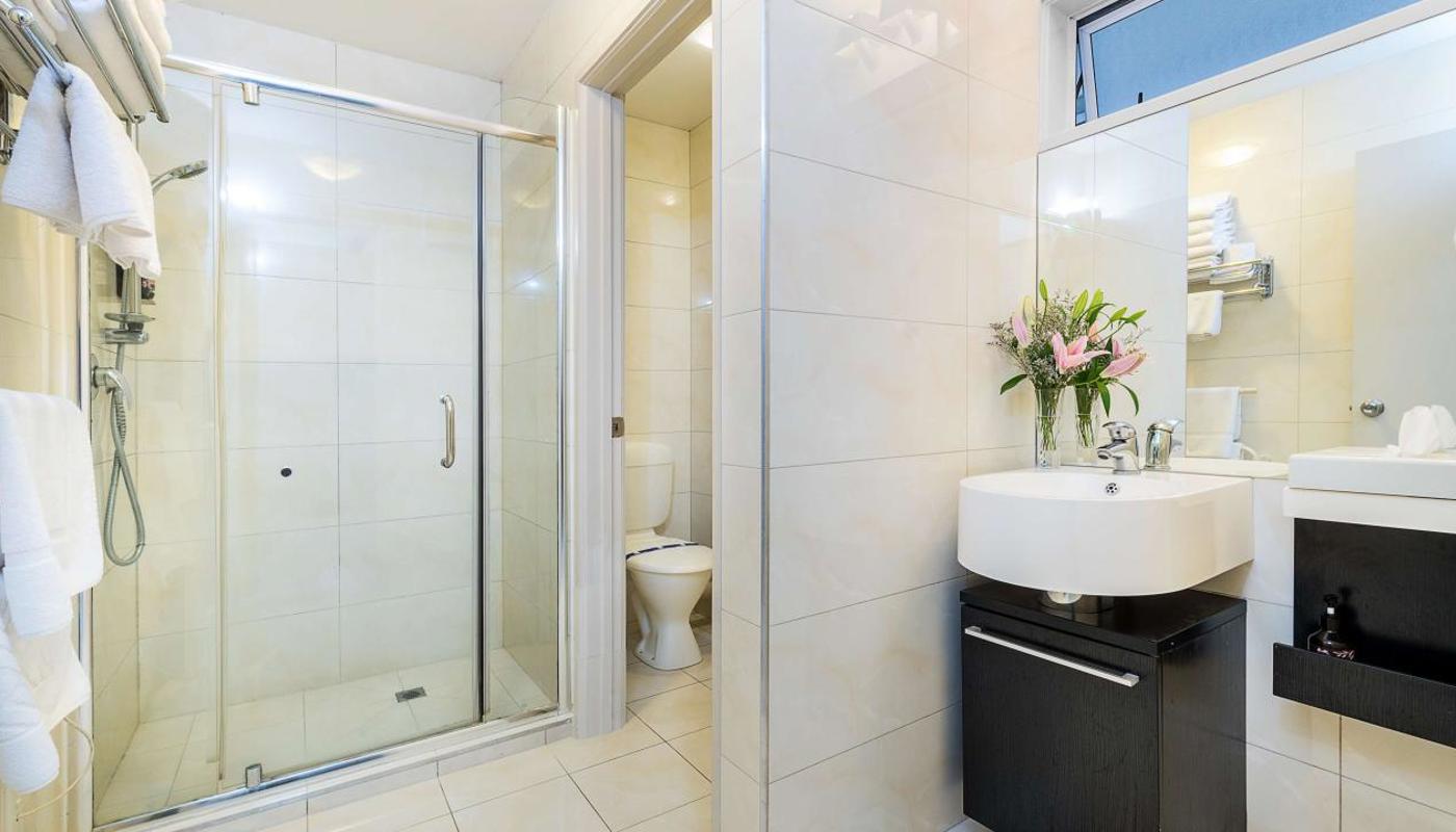 Best Western Newmarket Inn & Suites Bathroom