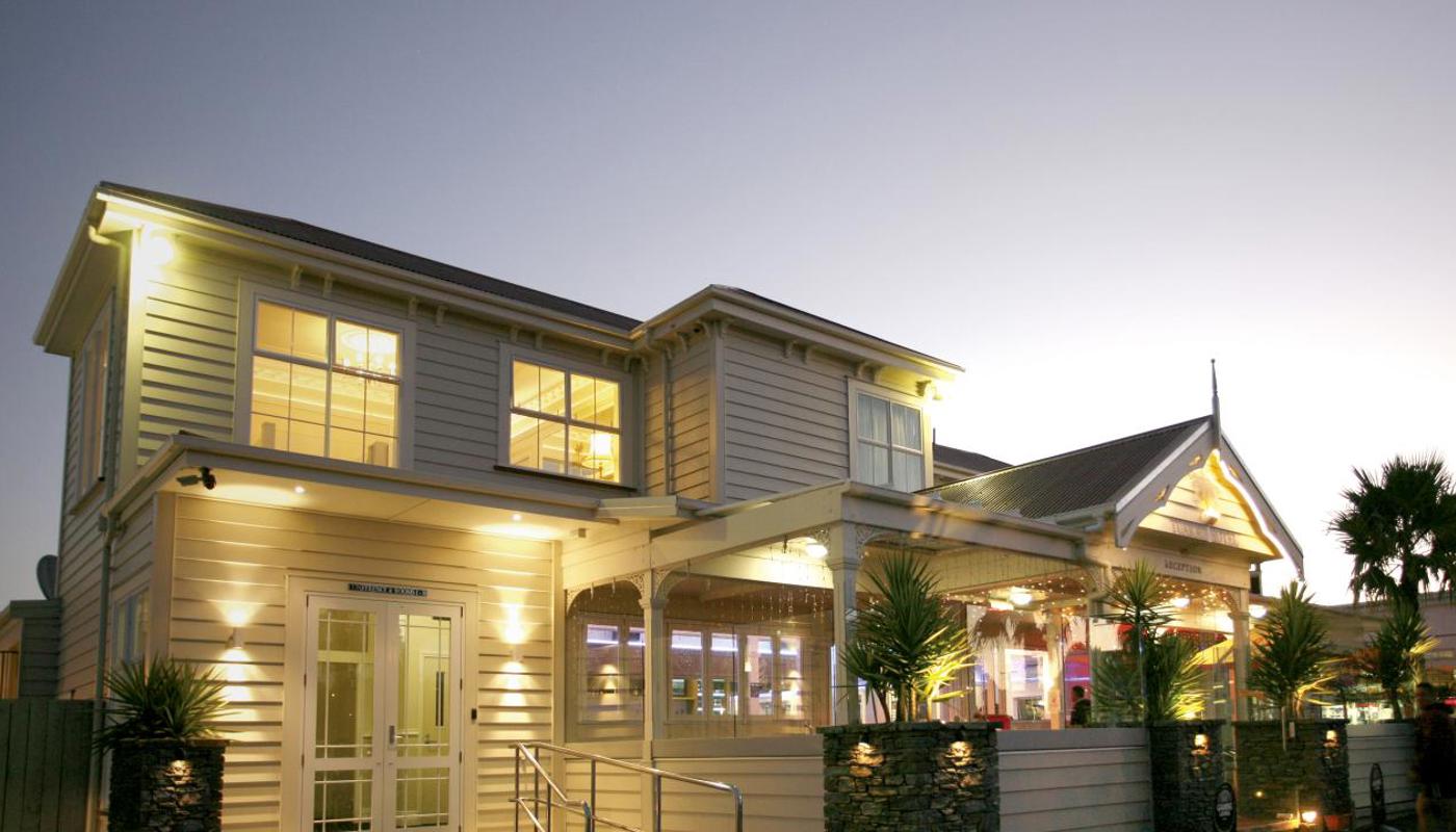 Tuakau Hotel at dusk