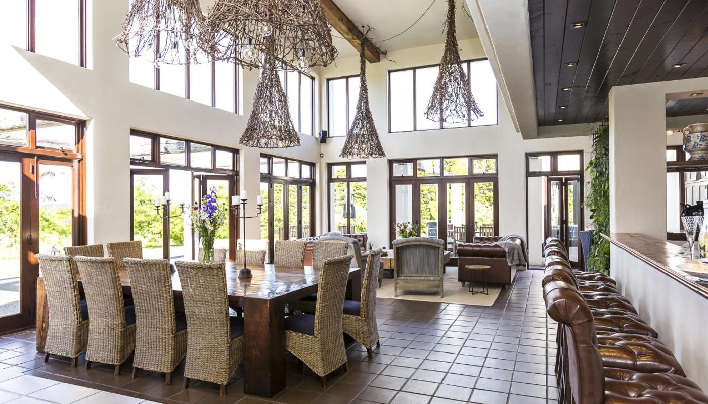 Living Dining Bar area