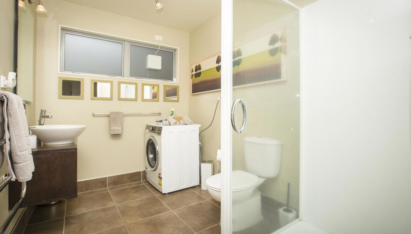 Kawau Apartment - Bathroom