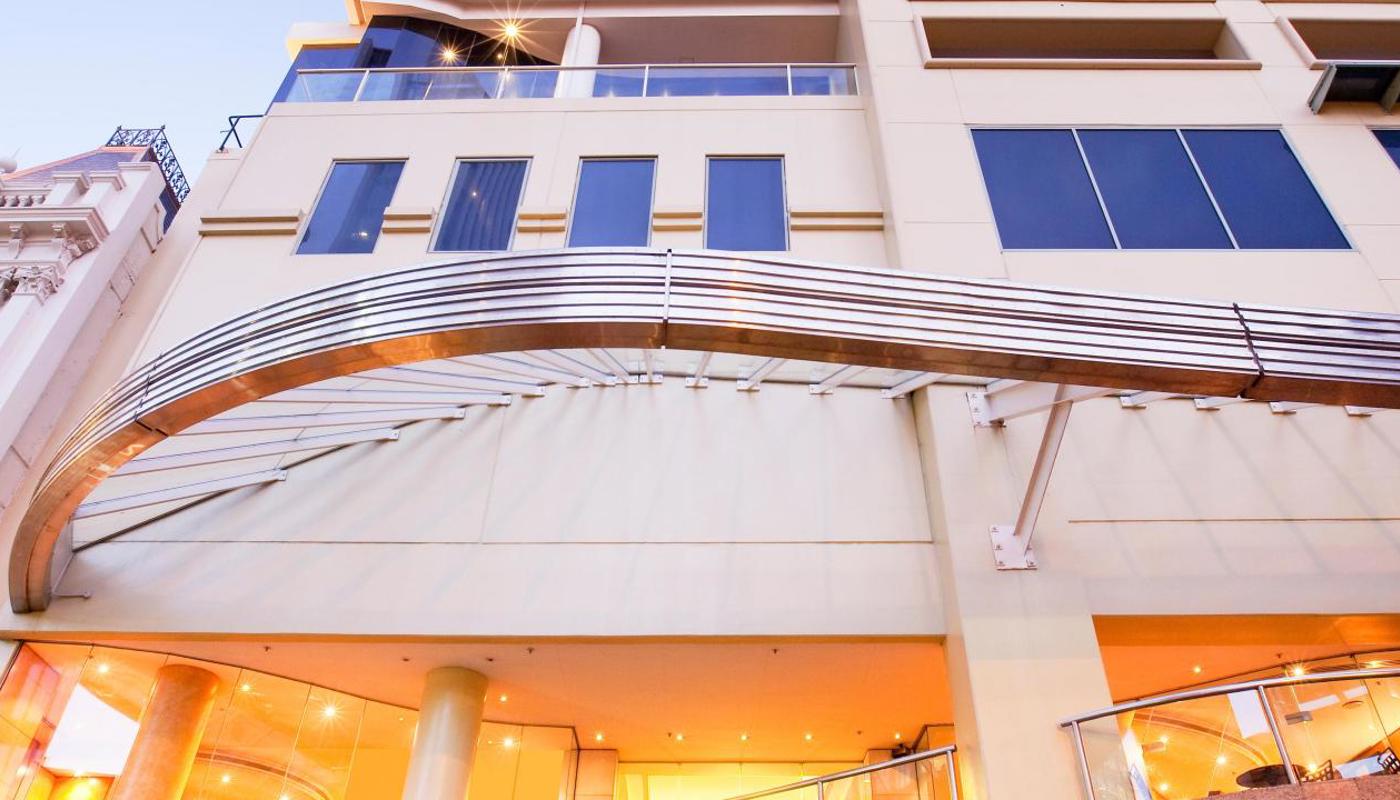 Quay West Suites Auckland - Hotel Entrance