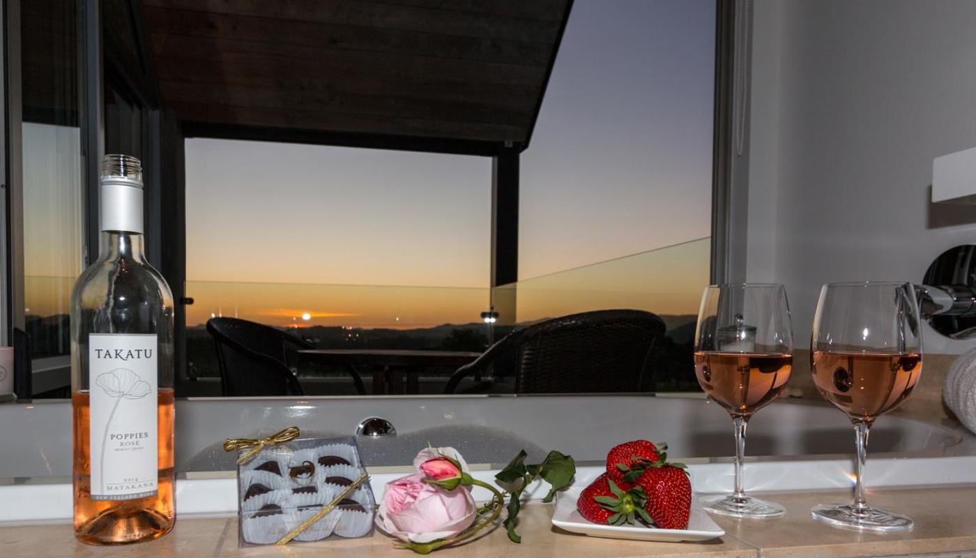 Luxurious double baths with complementary wine & chocolates