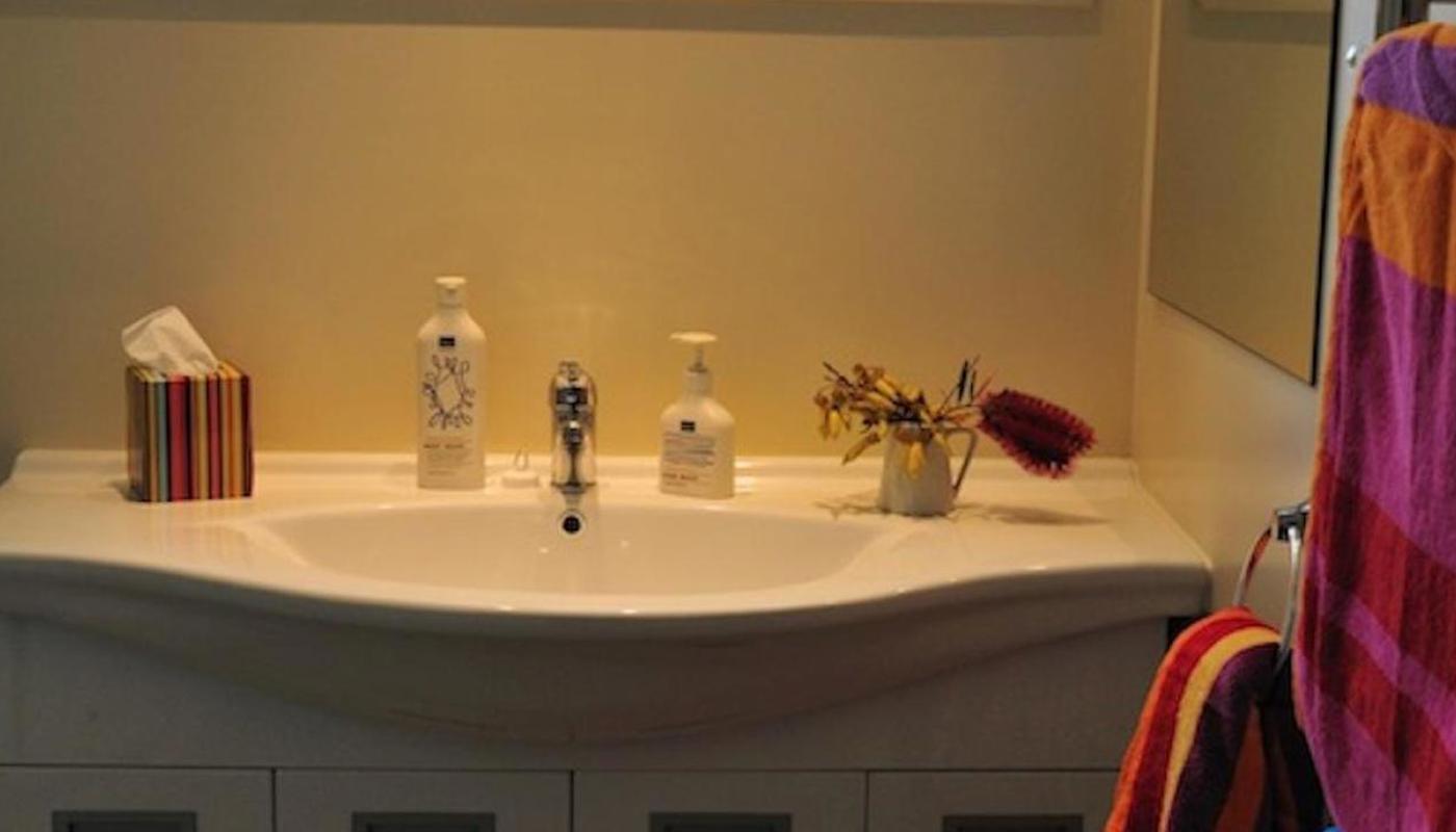 Main bathroom in Serenity Holiday Home