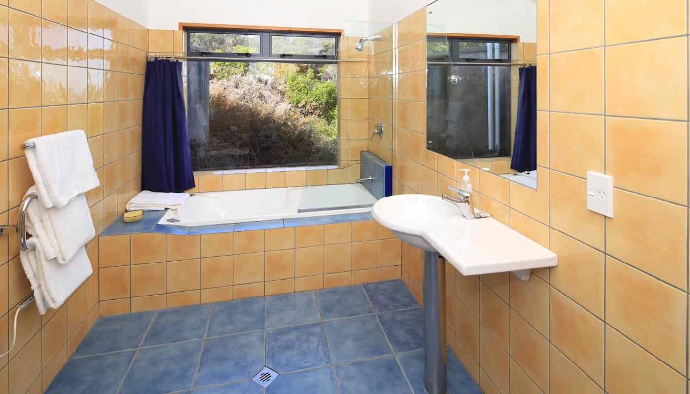 Crosstrees Chalet - Spacious bathroom.