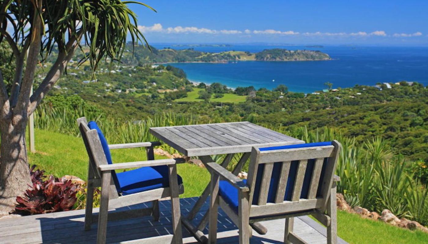 Alfresco dining overlooking the ocean