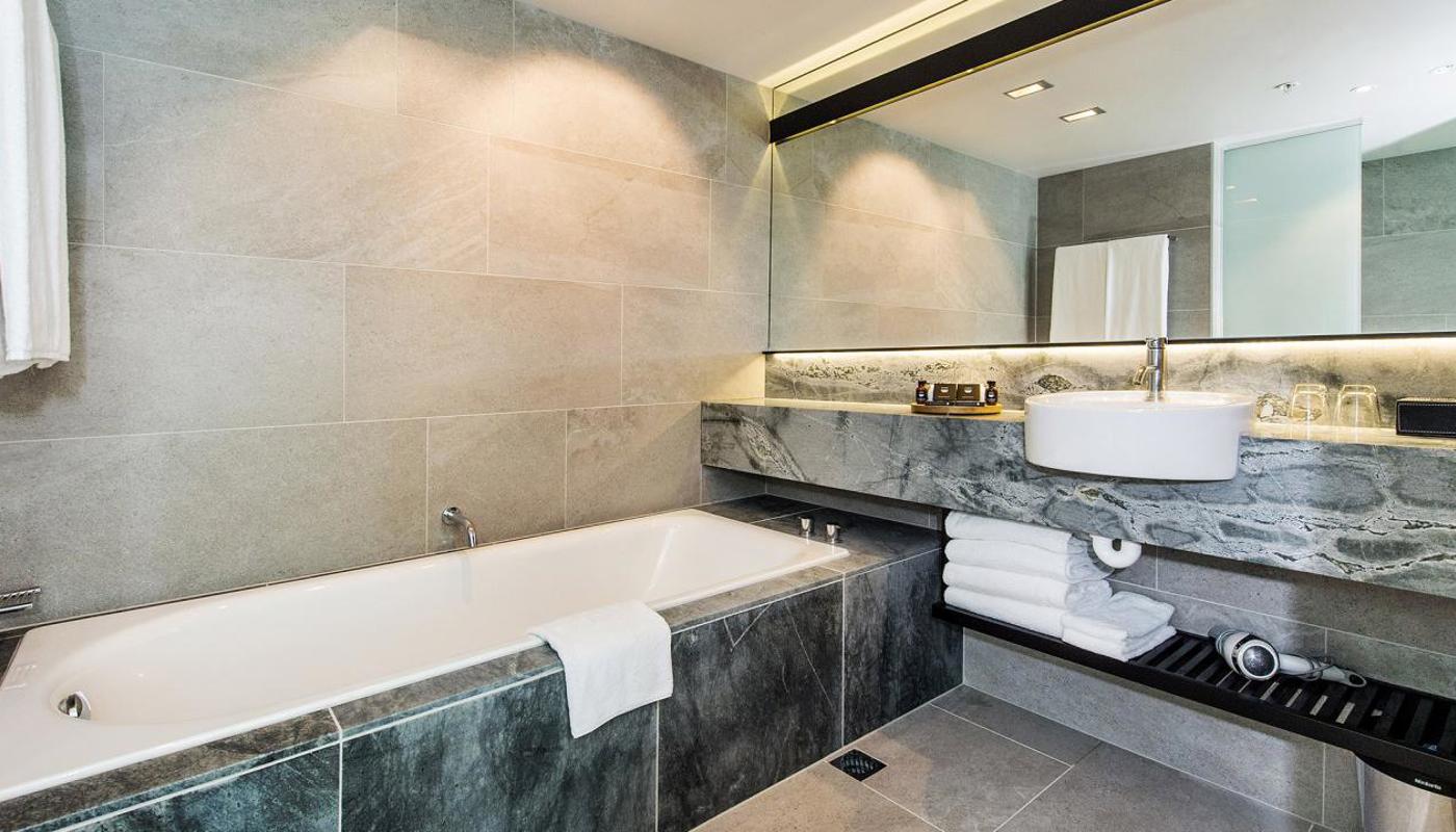 The Grand by SkyCity - Grand Deluxe Suite bathroom