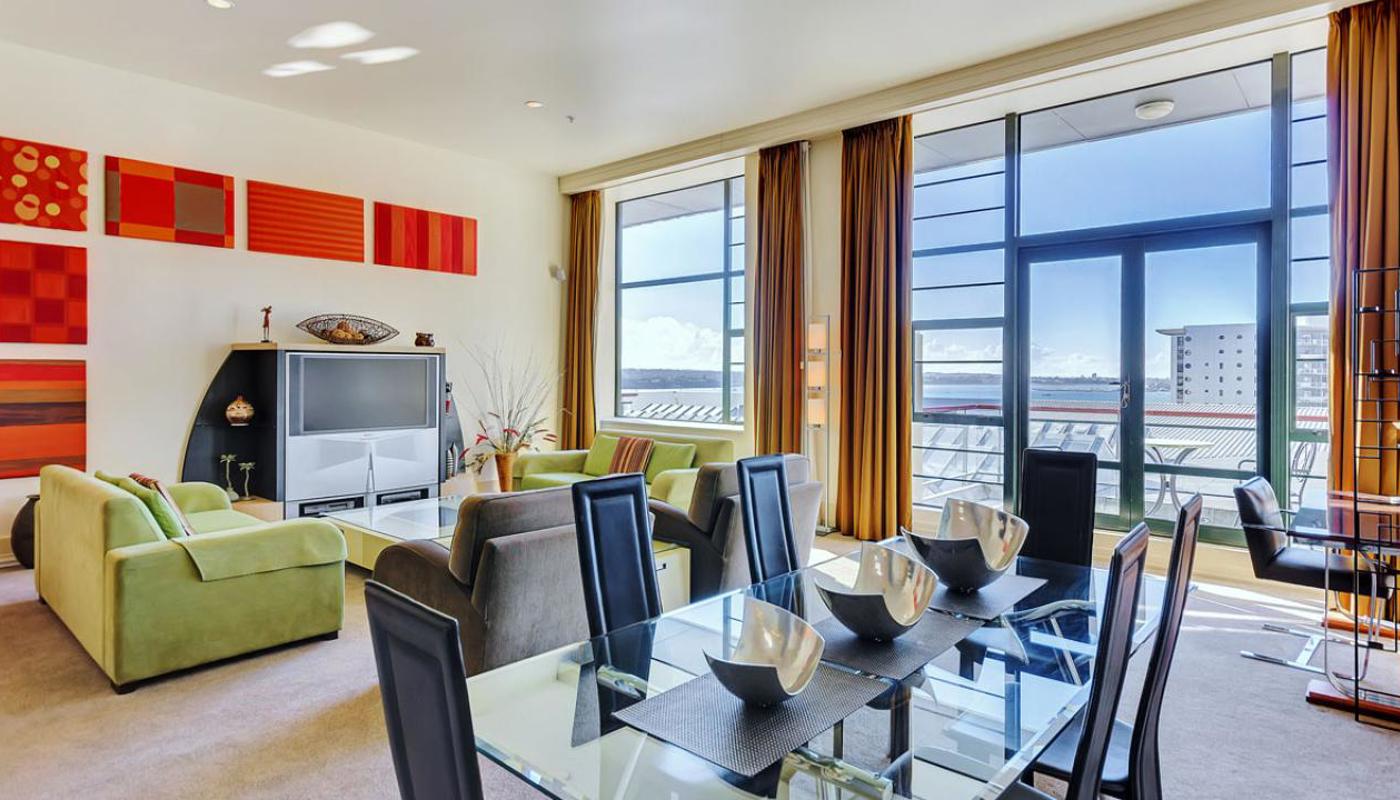 Quiet central complex with two pools & gyms to choose from.