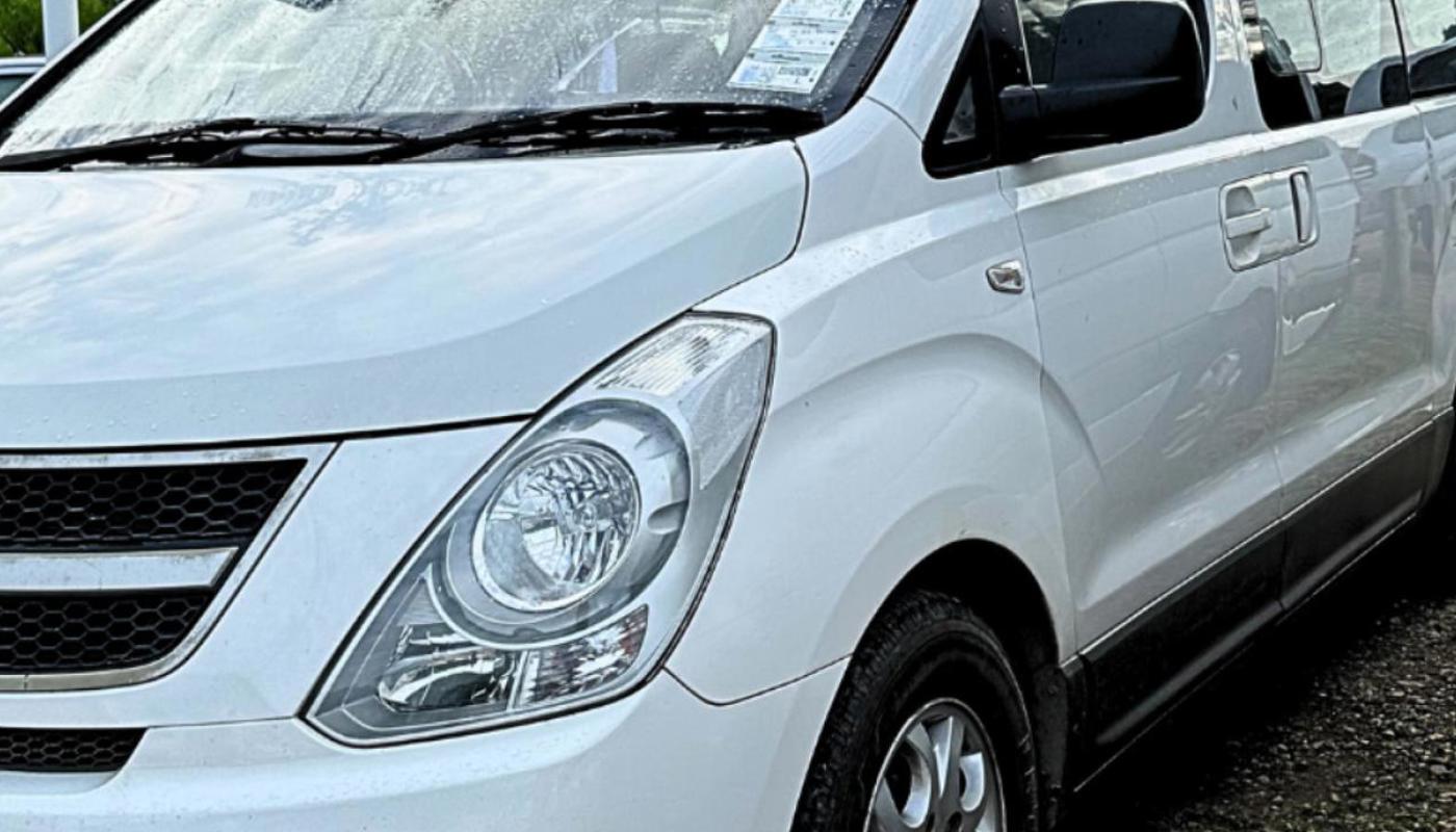 8 Seater Hyundai IMAX
