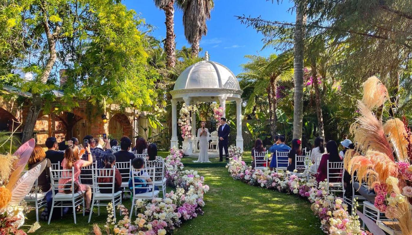 The white pavilion of Settlers Country Manor