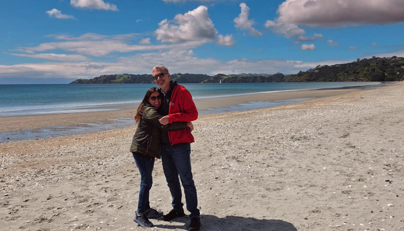 Happy couple celebrating their 30 year aniversary on Onetangi Beach - Epic Far End Tour